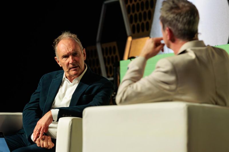 Post related media content